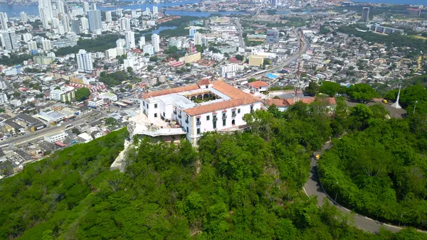 Vista aérea del Cerro de la Popa, el punto más alto de la ciudad.