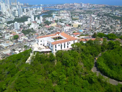 Vista aérea del Cerro de la Popa, el punto más alto de la ciudad.