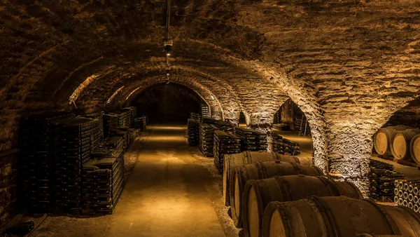 Bodega subterránea tradicional con barricas de vino