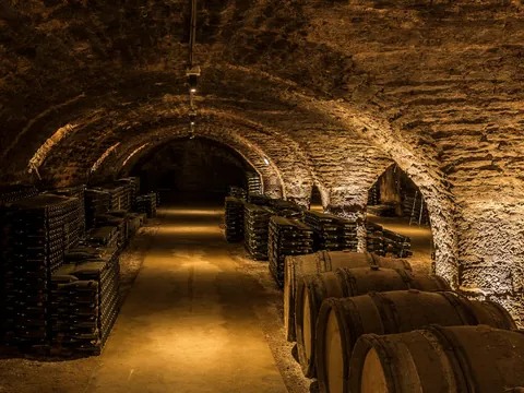 Bodega subterránea tradicional con barricas de vino