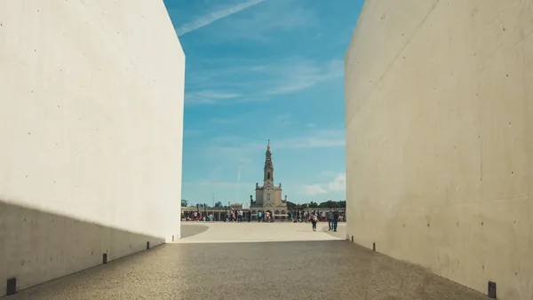 Santuario de Fátima, Portugal, visto entre los muros del recinto moderno.