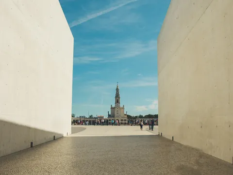 Santuario de Fátima, Portugal, visto entre los muros del recinto moderno.