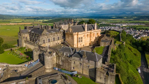 Vista aérea del Castillo de Stirling rodeado de paisajes verdes.