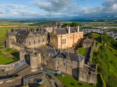 Vista aérea del Castillo de Stirling rodeado de paisajes verdes.