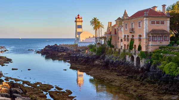 El faro de Santa Marta al atardecer en Cascais, Portugal