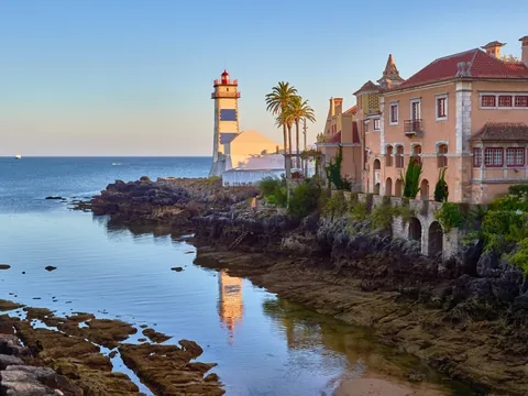 El faro de Santa Marta al atardecer en Cascais, Portugal