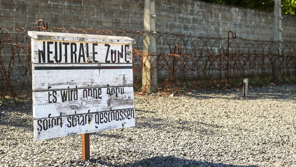 Señal de zona neutral en el antiguo campo de concentración Sachsenhausen