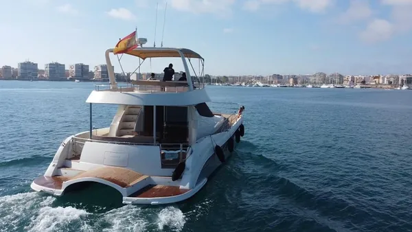 catamarán Yate Actividades Acuaticas Puerto Carmen Lanzarote Canarias
