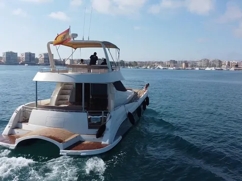 catamarán Yate Actividades Acuaticas Puerto Carmen Lanzarote Canarias