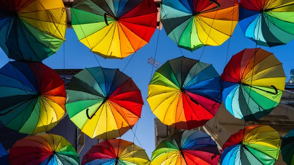 Paraguas de colores en el barrio de Karaöy de Estambul