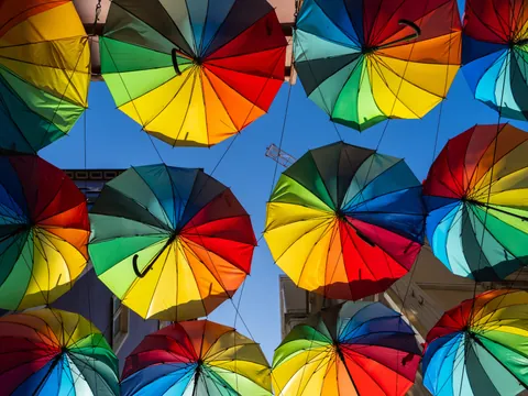 Paraguas de colores en el barrio de Karaöy de Estambul