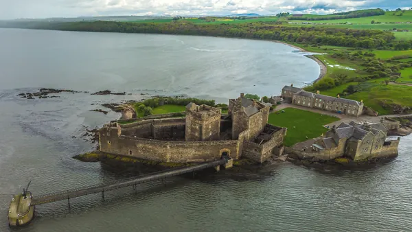 Castillo de Blackness, una fortaleza histórica escocesa ubicada en la costa sur del estuario del río Forth.