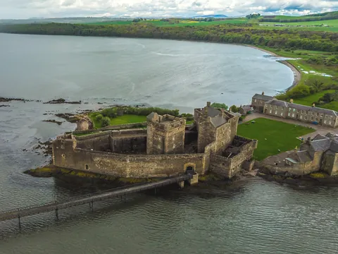Castillo de Blackness, una fortaleza histórica escocesa ubicada en la costa sur del estuario del río Forth.