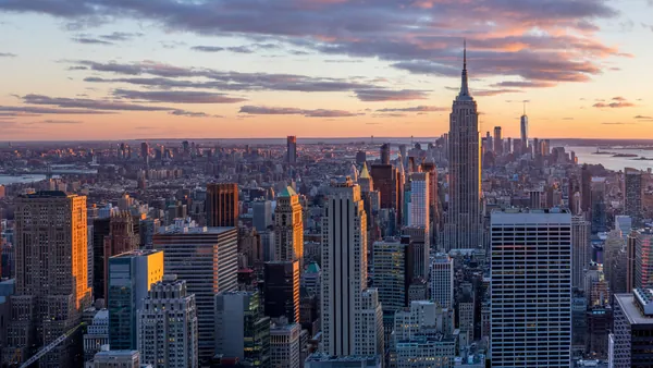 Skyline de Manhattan al atardecer con el Empire State, Nueva York, Estados Unidos