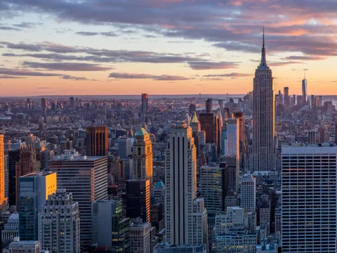 Skyline de Manhattan al atardecer con el Empire State, Nueva York, Estados Unidos