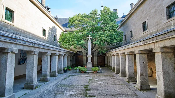 Patio San Lorenzo del Escorial visita guiada Monasterio San Lorenzo del Escorial visitas guiadas y excursiones en Madrid