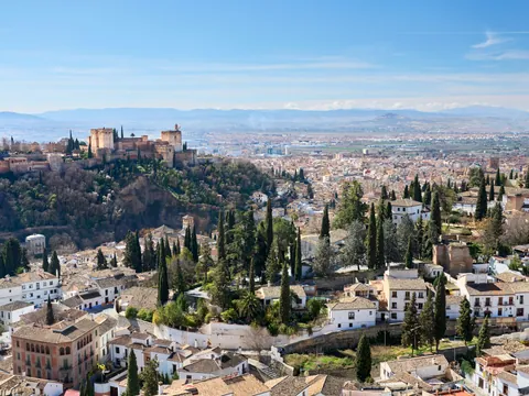 Desde las colinas del Albaicín, se divisan las casas cueva del Sacromonte, creando un paisaje único que mezcla historia y tradición.