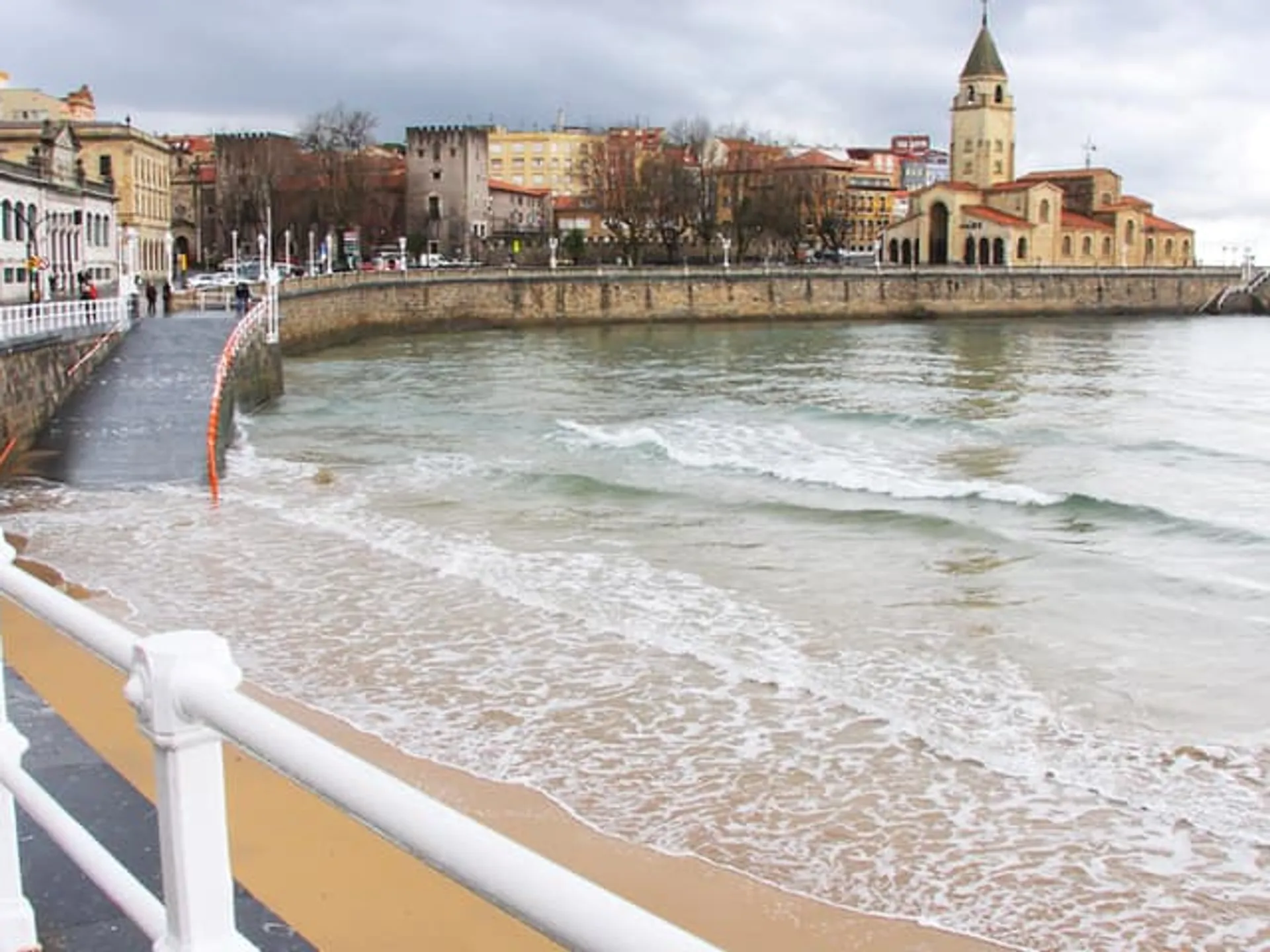 Playa de San Lorenzo en Gijón - Qué ver en Gijón - Monumentos Principales - Guía de Viajes Gijón - Buendía Tours
