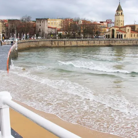 Playa de San Lorenzo en Gijón - Qué ver en Gijón - Monumentos Principales - Guía de Viajes Gijón - Buendía Tours