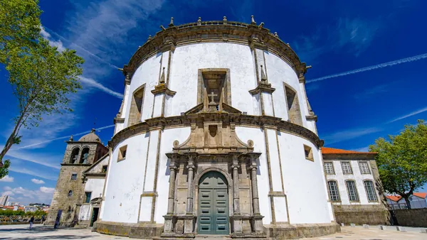 Monasterio da Serra do Pilar con su iglesia circular.