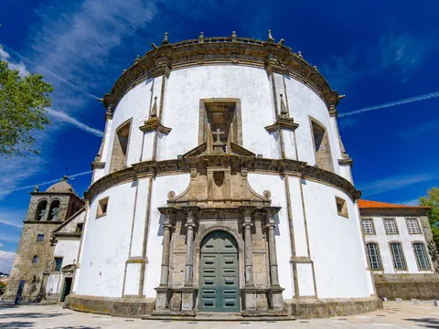 Monasterio da Serra do Pilar con su iglesia circular.