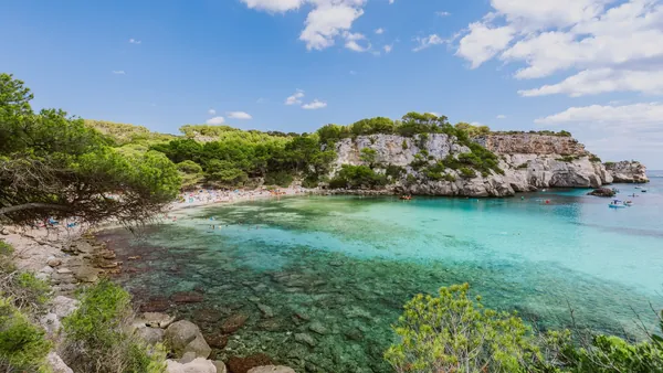 Vista panorámica de Cala Macarella en Menorca