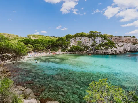 Vista panorámica de Cala Macarella en Menorca