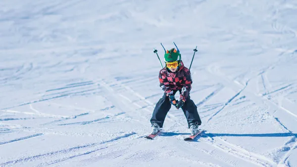 Niño esquiando en pista infantil de Fuentes de Invierno, Asturias