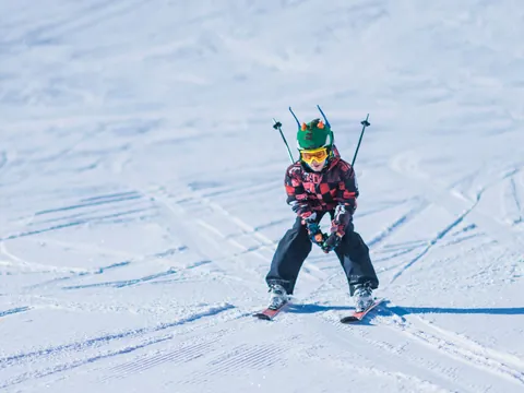 Niño esquiando en pista infantil de Fuentes de Invierno, Asturias