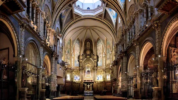 Interior del Monasterio de Montserrat con su nave y altar iluminados