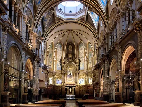Interior del Monasterio de Montserrat con su nave y altar iluminados