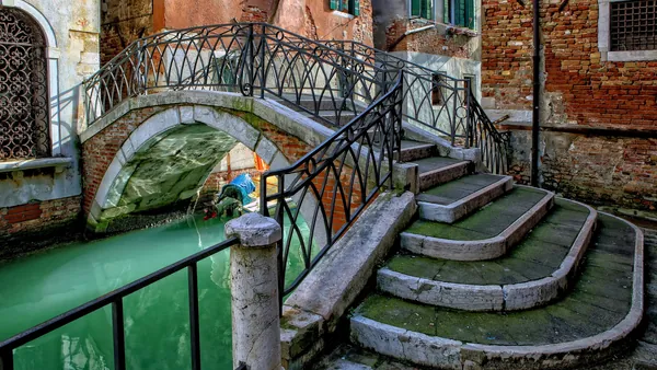 Puente sobre canal en Venecia con escaleras y barandales de hierro