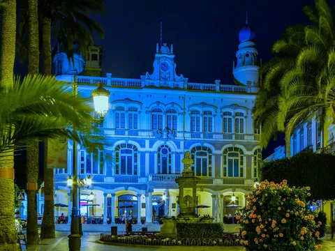 Fachada iluminada del Gabinete Literario en la Plaza de Cairasco, Las Palmas.