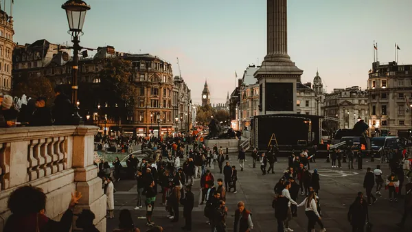 Plaza Trafalgar en Londres mostrando monumento a Horatio Nelson y arquitectura histórica británica