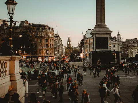 Plaza Trafalgar en Londres mostrando monumento a Horatio Nelson y arquitectura histórica británica