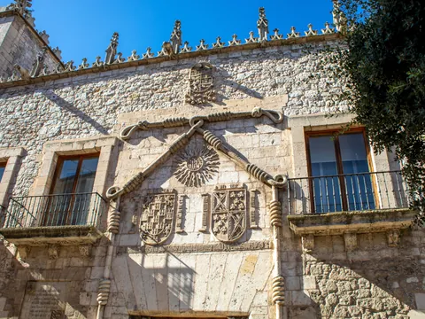 Fachada del Palacio de los Condestables, el edificio que que recibió a Cristóbal Colón tras su regreso de América.