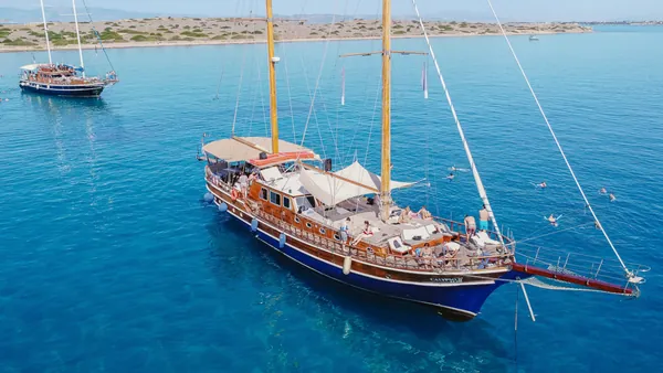 Barcos tradiciones de los cruceros que se realizan por Atenas de madera.