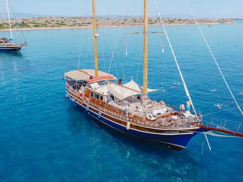 Barcos tradiciones de los cruceros que se realizan por Atenas de madera.