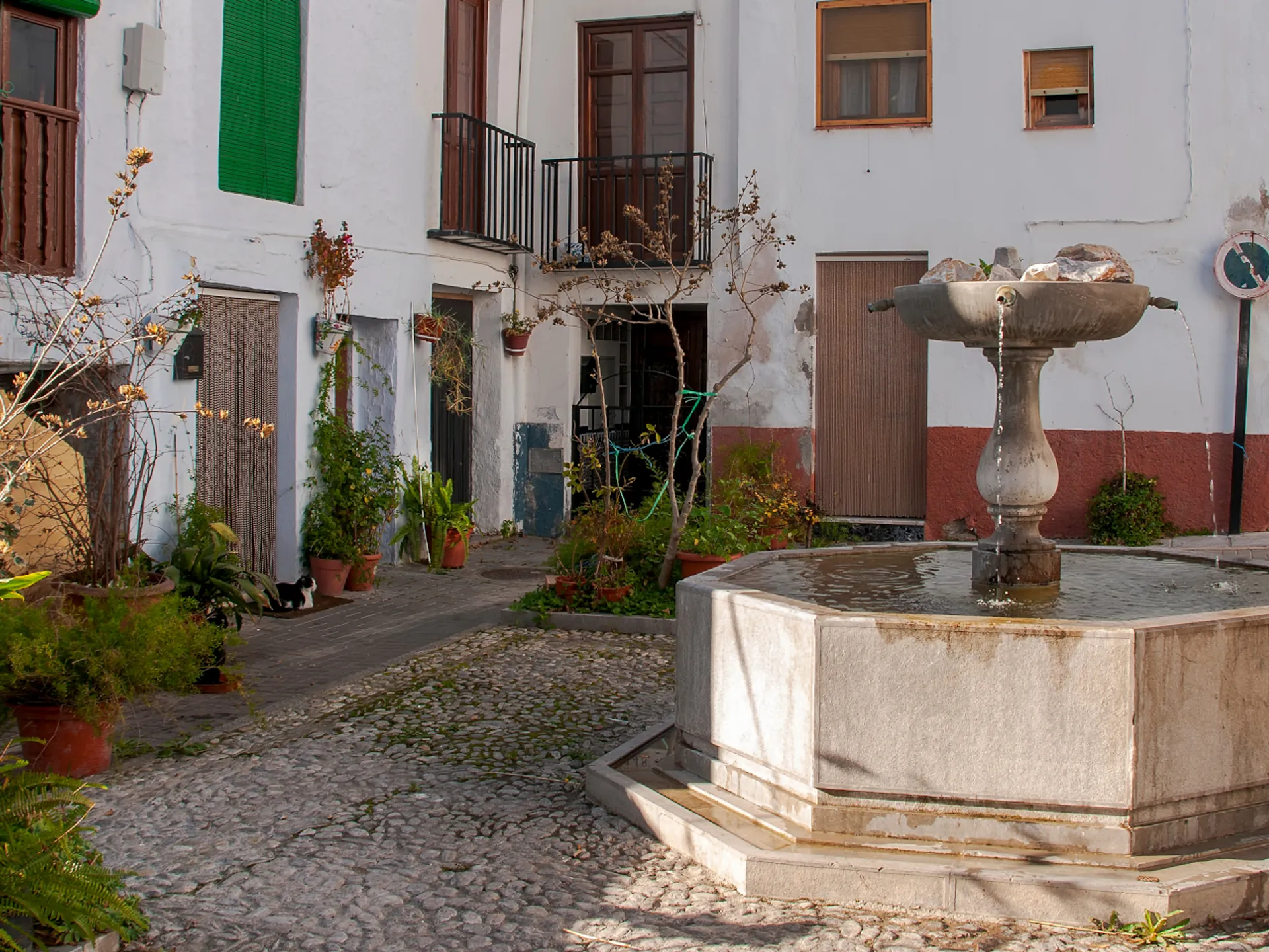 Fuente Lanjarón - Lanjarón: La puerta de la Alpujarra - Alrededores de Granada - Qué ver en Granada - Guía de Viajes Granada - Buendía