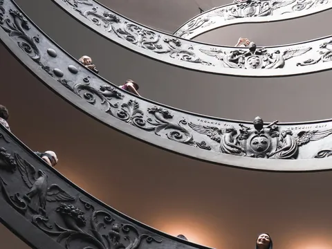Detalle de los relieves en la escalera de caracol de los Museos Vaticanos