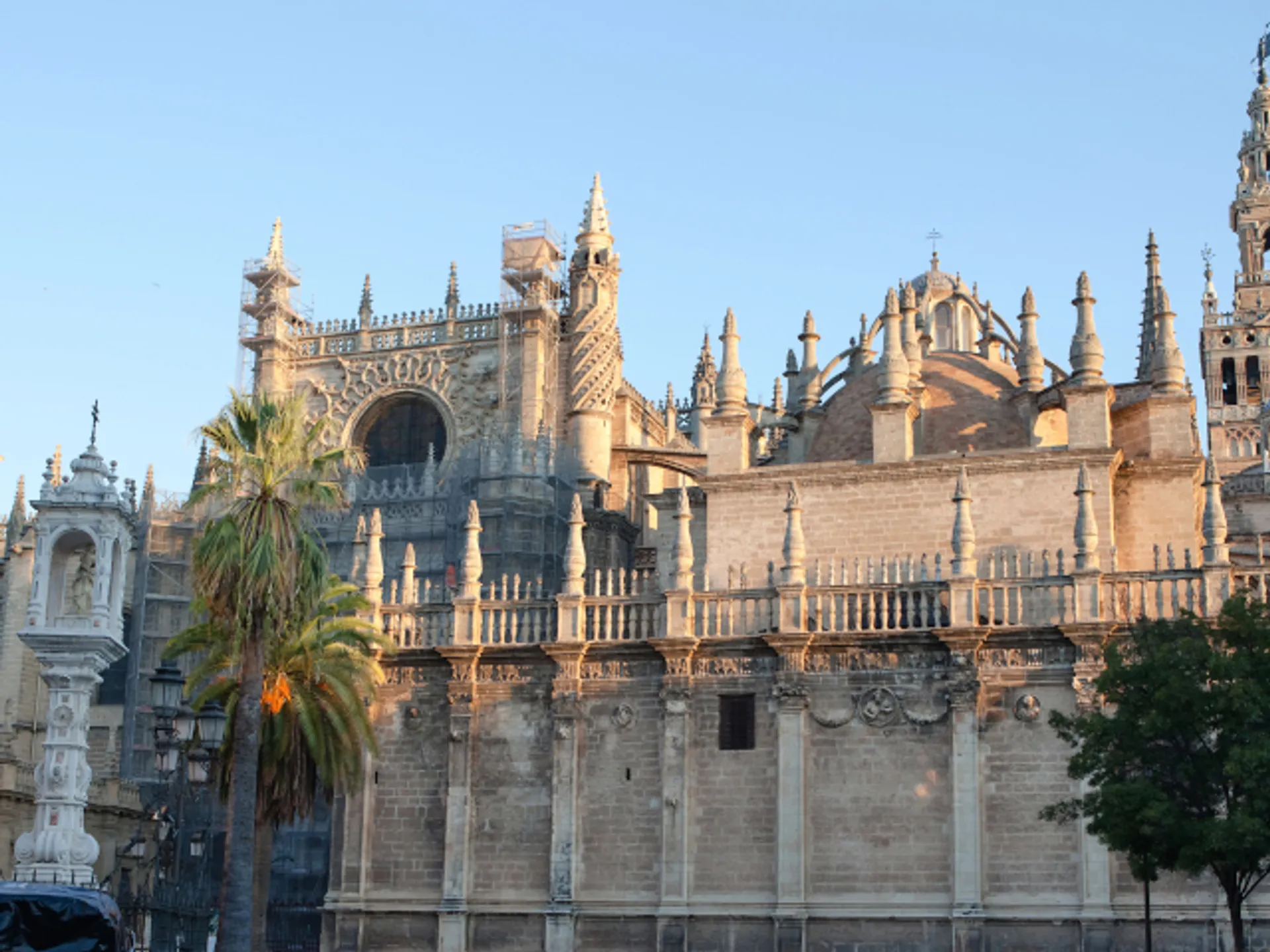 Plaza del Triunfo de Sevilla - Qué ver en Sevilla - Guía de viaje Sevilla - Buendía Tours