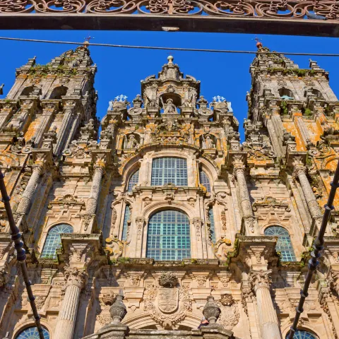 Catedral de Catedral de Santiago - Qué ver en Santiago - Guía de viaje Santiago de Compostela - Buendía Toursde Compostela de noche iluminada