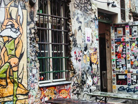 Callejón alternativo repleto de grafitis y pegatinas en Berlín