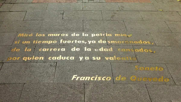 El Barrio de las Letras rinde homenaje a su pasado literario con placas en el suelo que presentan fragmentos de las obras de escritores famosos que vivieron en la zona.