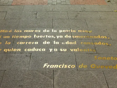 El Barrio de las Letras rinde homenaje a su pasado literario con placas en el suelo que presentan fragmentos de las obras de escritores famosos que vivieron en la zona.