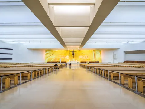 Interior de la nueva iglesia, Fátima, Portugal