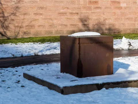 Monumento cúbico a los Sinti y Roma víctimas del nazismo bajo la nieve en Berlín.