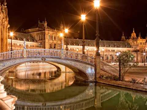 free tour nocturno Sevilla misterios leyendas visita guiada gratis Plaza España