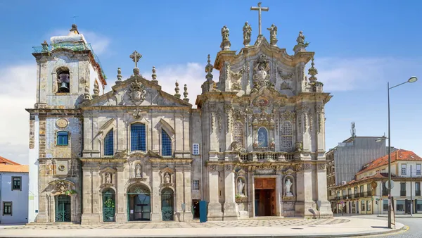 Iglesia do Carmo y Carmelitas, una joya barroca en el centro de Oporto.