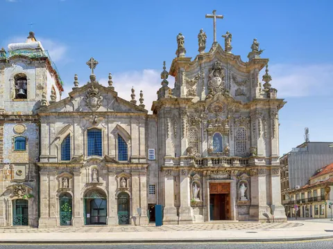 Iglesia do Carmo y Carmelitas, una joya barroca en el centro de Oporto.
